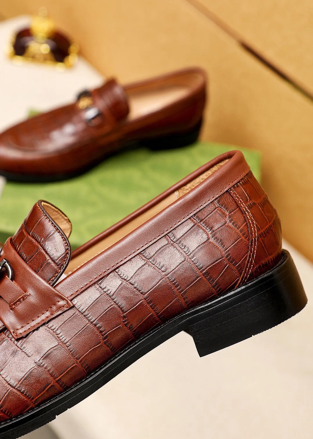 Men's shoes 💰462 💐 Product trademark: GUCCI "Gucci" casual leather shoes Regular size: 38-44 (45.46🉑️customized) Product materials: Selected imported first-layer calfskin embossed upper + luxury hardware buckle, imported water-dyed cow leather lining. Strong three-dimensional visual effect, combined outsole Color: 2⃣️colors available